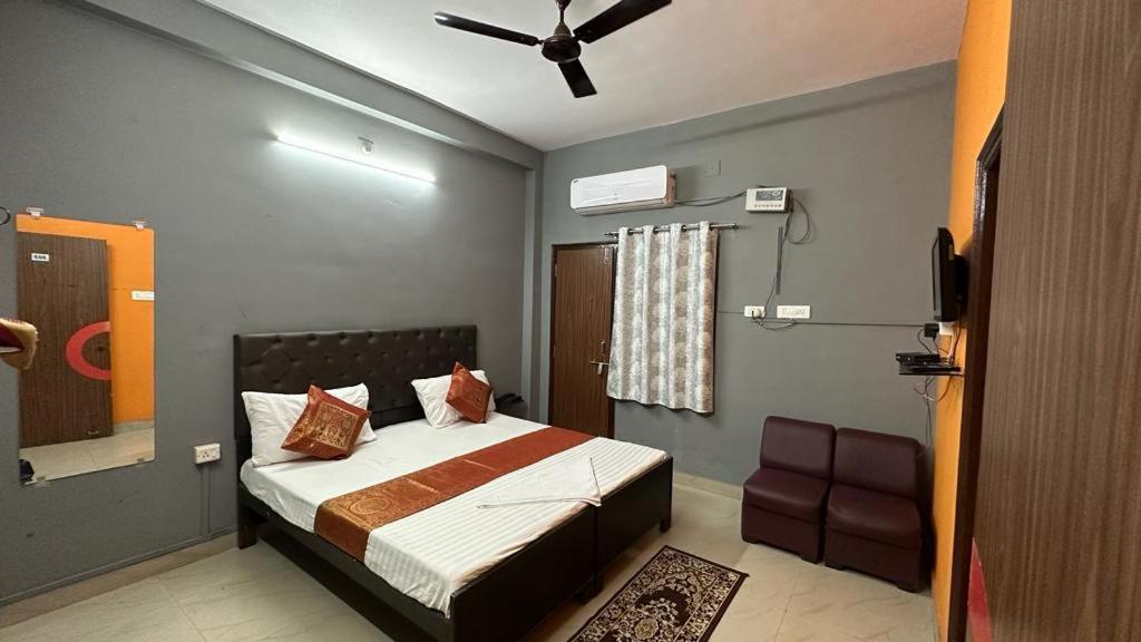 Hotel Aparajita Varanasi Ngoại thất bức ảnh