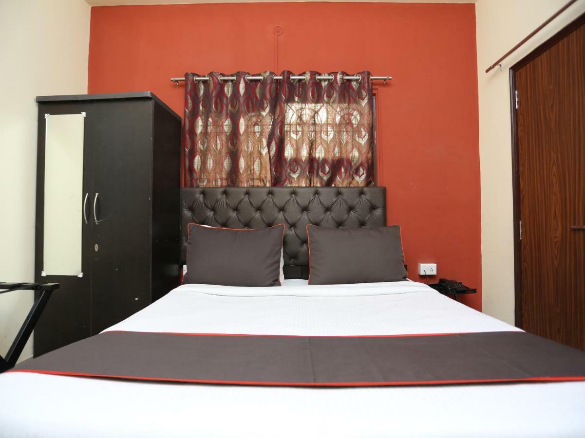 Hotel Aparajita Varanasi Ngoại thất bức ảnh